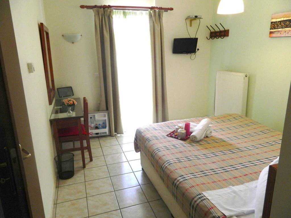 Peridromos Hotel Levádeia Quarto foto