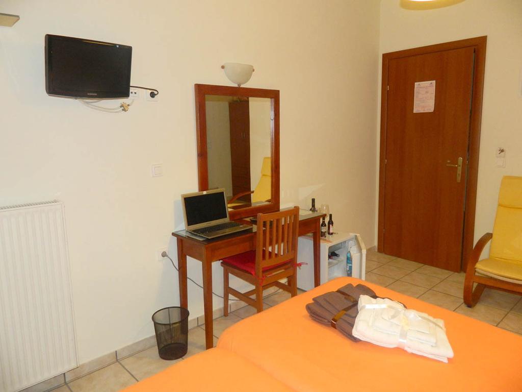 Peridromos Hotel Levádeia Quarto foto